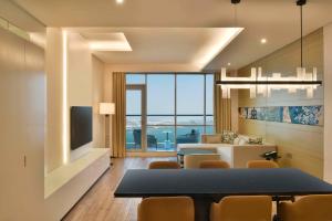 麦纳麦Hilton Bahrain的一间带桌椅的餐厅和客厅