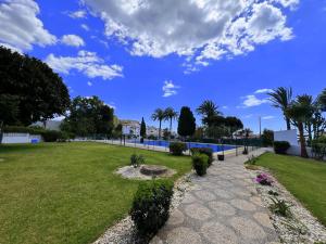 un parco con piscina e palme di Marl del sur! Romantico con Espectaculares vistas y ubicacion a Benalmádena