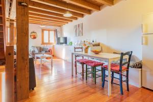 cocina y sala de estar con mesa y sillas en Markiola, en Villamayor de Monjardín