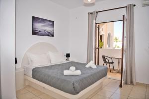 Villa Angira tesisinde bir odada yatak veya yataklar