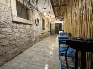 een gang met stoelen en een bar in een gebouw bij Via Alaçatı Otel in Çeşme