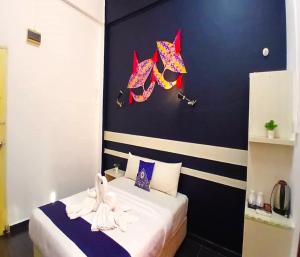 sypialnia z łóżkiem z butami w obiekcie Alia Express Green Mango, Kota Bharu w mieście Kota Bharu