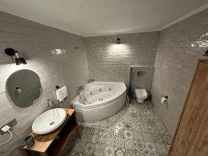 een badkamer met een bad, een wastafel en een toilet bij Via Alaçatı Otel in Çeşme
