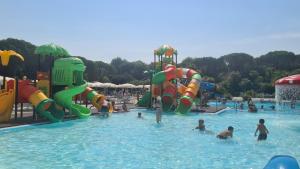 Bazén v ubytování Bella Camping nebo v jeho okolí