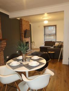 Χώρος καθιστικού στο Modern 3 Bed House, DreamStay4U