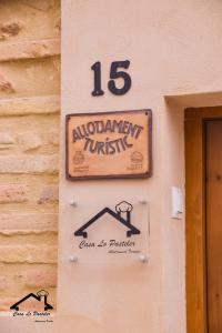 a sign on a building that says independent music at CASA LO PASTELER in Roquetas