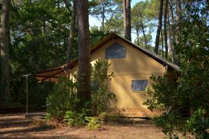 a small shack in the middle of a forest at Lo Rey du Lac in Soorts-Hossegor