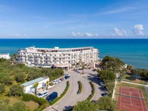 - une vue aérienne sur un hôtel avec l'océan en arrière-plan dans l'établissement Carlton Hotel Riviera, à Cefalù