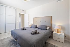 1 dormitorio con 1 cama grande y 2 almohadas en Amazing Villa in El Faro, en Fuengirola