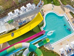 Bazén v ubytovaní Grecotel Marine Palace & Aqua Park alebo v jeho blízkosti