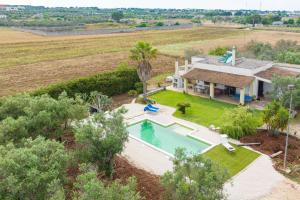 una vista aérea de una casa con piscina en Villa Cisura Ranne - 2 chilometri dal mare con piscina privata, en Diso