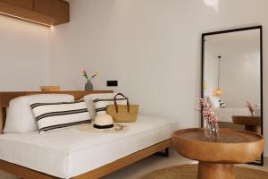 Postel nebo postele na pokoji v ubytování Deos Luxury Suites - Adults Only