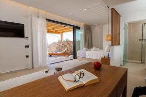 Postel nebo postele na pokoji v ubytování Deos Luxury Suites - Adults Only