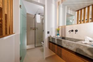 Koupelna v ubytování Deos Luxury Suites - Adults Only