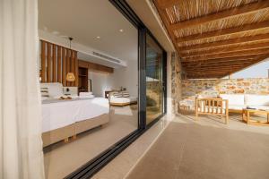 Postel nebo postele na pokoji v ubytování Deos Luxury Suites - Adults Only