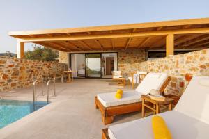 Bazén v ubytování Deos Luxury Suites - Adults Only nebo v jeho okolí