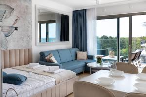 un soggiorno con un divano e un tavolo di Solaris Sea View a Darlowko