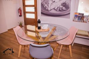 A seating area at CASA LO PASTELER