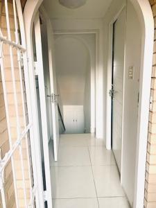 un pasillo vacío en un edificio con una puerta abierta en Hawaan View, en Durban
