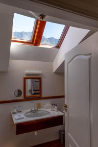 łazienka z umywalką i oknem dachowym w obiekcie Acorn House w Kapsztadzie