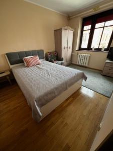 科沃布熱格的住宿－apartament u filipa，一间卧室配有一张带枕头的床