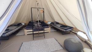 een kamer met 2 bedden in een tent bij Glamping-Dimbo in Krynica Zdrój