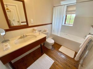 łazienka z umywalką, wanną i toaletą w obiekcie Acorn House w Kapsztadzie