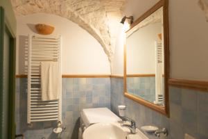 un baño con lavabo y espejo en Casa Sorrentino, en Cisternino 37 fotos más