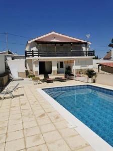 Bazén v ubytování Chalet, piscina y barbacoa y sala de reuniones nebo v jeho okolí