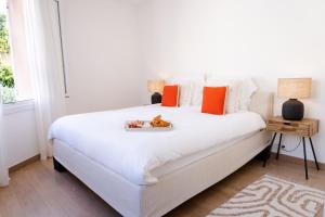 uma cama branca com dois bichos de peluche em Port de Saint-Tropez em Saint-Tropez