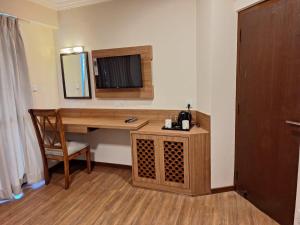 Majoituspaikan Hotel Himalayan Villa keittiö tai keittotila