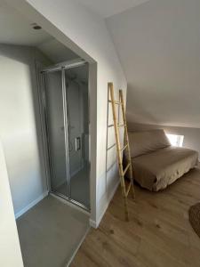 a room with a glass shower and a bed at Appartement duplex 4-6 personnes in Cerizay