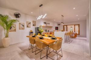 a dining room and kitchen with a table and chairs at *NEW* Modern 3BD Villa in quiet Perenenan! in Canggu