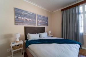 une chambre avec un grand lit et une fenêtre dans l'établissement Haus Boost in Swakopmund Central, à Swakopmund