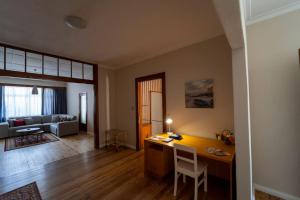 une cuisine et un salon avec une table et un canapé dans l'établissement Haus Boost in Swakopmund Central, à Swakopmund