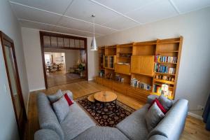 un salon avec un canapé et une table dans l'établissement Haus Boost in Swakopmund Central, à Swakopmund