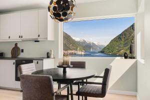 奥达Odda Atmosphere的水景厨房和用餐室