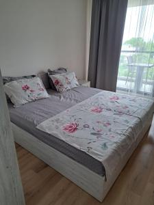 Schlafzimmer mit einem Bett mit Blumenbettdecke in der Unterkunft Апартамент Deluxe 6 in Sweti Konstantin + 50 Fotos