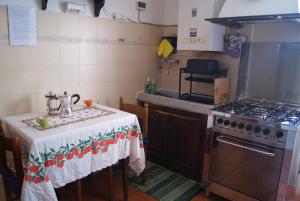 Kuchyň nebo kuchyňský kout v ubytování Chez Fernando Lerici front beach free parking