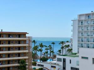 uma vista para o oceano a partir de um edifício em La Carihuela a 150 metros de la playa con espectaculares vistas em Torremolinos