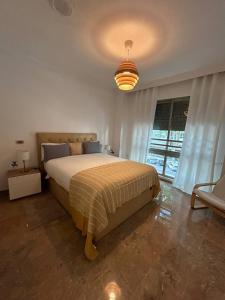 um quarto com uma cama e uma grande janela em Apartamento REGIDOR em Cartagena