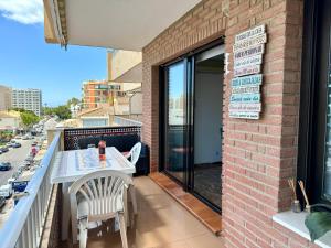 托雷莫利諾斯的住宿－La Carihuela a 150 metros de la playa con espectaculares vistas，大楼内的阳台配有桌椅