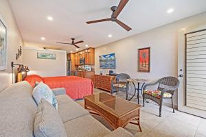 Χώρος καθιστικού στο The Napili Bay 111 - Ocean View Studio - Steps from Napili Beach