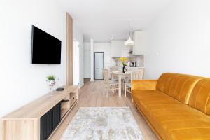 een woonkamer met een bank en een tafel bij EASY RENT- North, Free Parking, 24h Check-in in Lublin +12 foto's