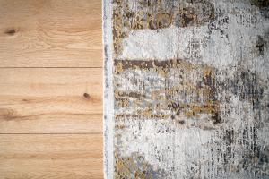 een oud tapijt ligt naast een houten muur bij EASY RENT- North, Free Parking, 24h Check-in in Lublin