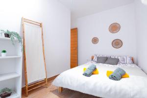 1 dormitorio con 1 cama con 2 almohadas en EDomus Feria y Flamenco, en Sevilla