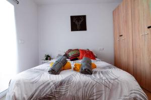 Un dormitorio con una cama con almohadas de colores. en EDomus Feria y Flamenco, en Sevilla