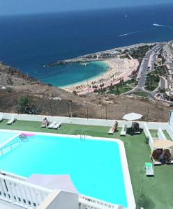 una gran piscina con vistas a la playa en Sandra Amadores, en Puerto Rico de Gran Canaria