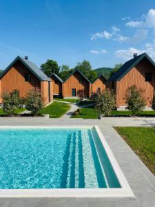 una fila de graneros con una piscina frente a una casa en Nova Drina, en Ljubovija