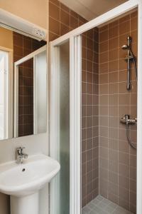 La salle de bains est pourvue d'un lavabo et d'une douche. dans l'établissement 16eur - Fat Margaret's, à Tallinn